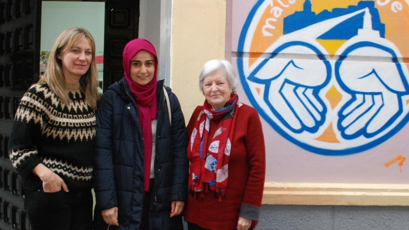 De izquierda a derecha, Arantxa Triguero, Gulseher y Adela Jiménez, a las puertas de Málaga Acoge. DAVID BOLLERO