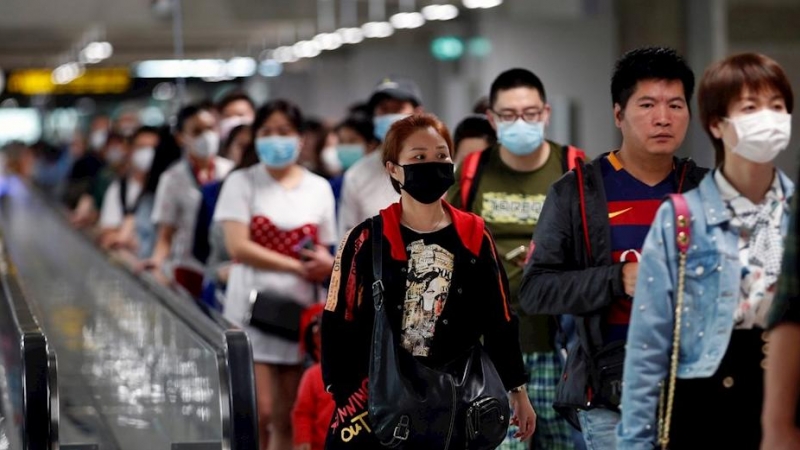 24/01/2020 - Pasajeros con mascarillas por el coronavirus en el aeropuerto de Suvarnabhumi, en Tailandia. / EFE