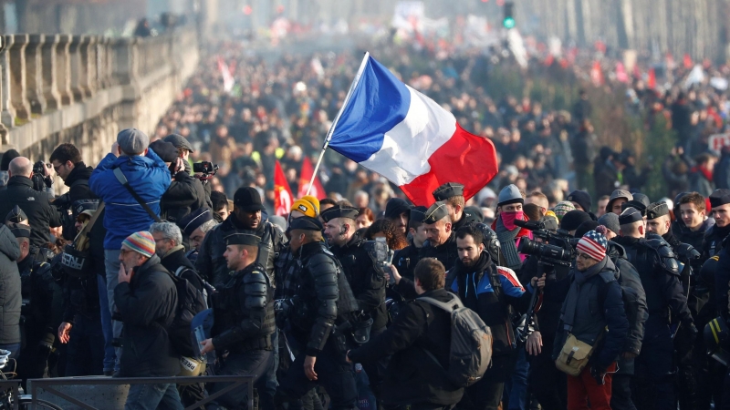 Uniones de trabajadores protestan este viernes en París contra las reformas del Gobierno de Macron. /