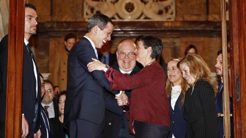 La Ministra de Asuntos Exteriores de España, Arancha González Laya, y el presidente de la Asamblea Nacional de Venezuela (i), Juan Guaidó, antes de su reunión este sábado, en la Casa de América de Madrid.- EFE/Javier López