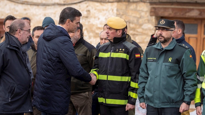 25/01/2020.- El presidente del Gobierno; Pedro Sanchez, saluda saluda a los miembros de los operativos que han trabajado durante el temporal, durante la visita que ha realizado este sábado a la localidad de Cantavieja (Teruel), una de las poblaciones afe