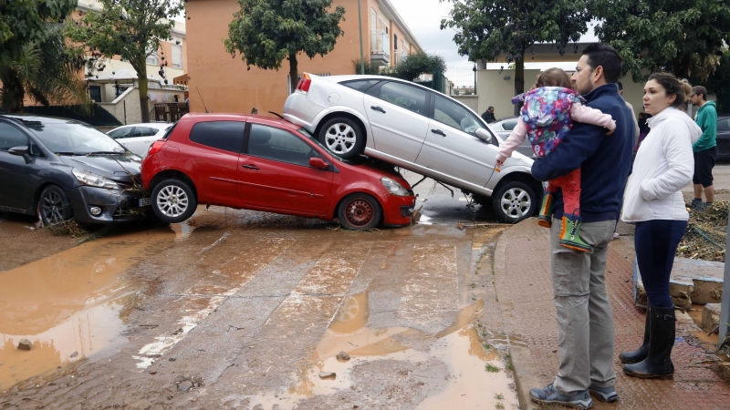 25.01.2020 / : Vecinos de la barriada malagueña de Campanillas, se afanan en las limpiezas de sus hogares y calles del barrio tras la tromba de aguda caída esta pasada madrugada a consecuencia de la Tormenta Gloria que azota al país.  ÁLEX ZEA / EP