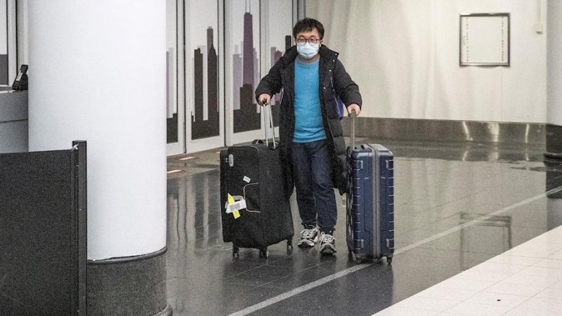 24/01 / 2020.- Los pasajeros llegan al Aeropuerto Internacional O'Hare después de salir de las aduanas y las áreas de inspección en Chicago. EFE / TANNEN MAURY