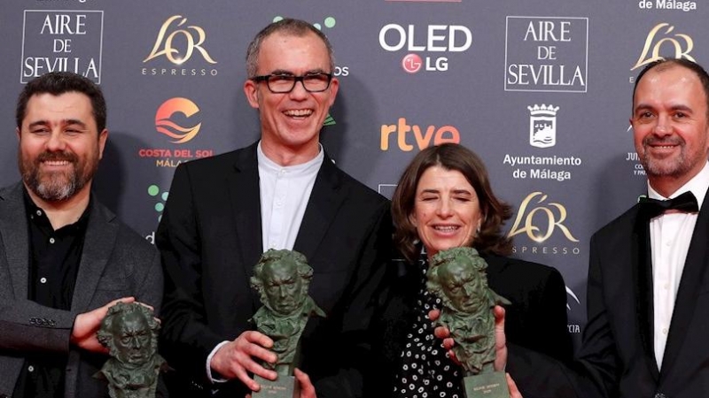 25/01/2020.- El equipo de la 'Trinchera infinita' recibe el Goya al mejor sonido, durante la gala de entrega de los Premios Goya 2020 que se celebra hoy sábado en el Palacio de los Deportes José María Martín Carpena, en Málaga. EFE/Jorge Zapata