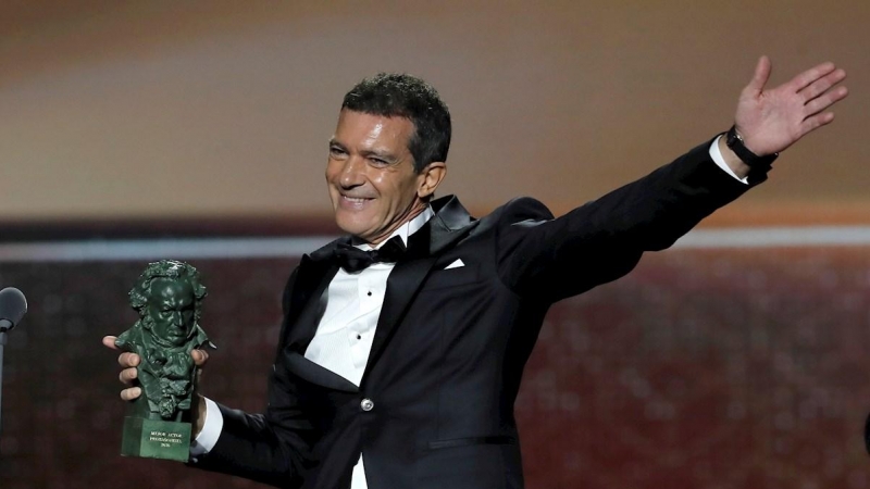 25/01/2020.- El actor Antonio Banderas recibe el Goya al mejor actor protagonista por su trabajo en 'Dolor y Gloria', durante la gala de entrega de los Premios Goya 2020 que se celebra hoy sábado en el Palacio de los Deportes José María Martín Carpena, en