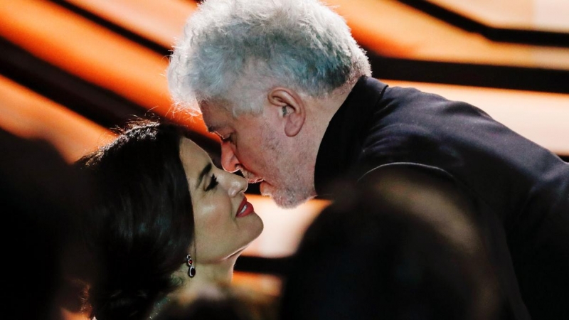 El director Pedro Almodóvar besa a la actriz Penélope Cruz durante la gala de los Premios Goya.- REUTERS