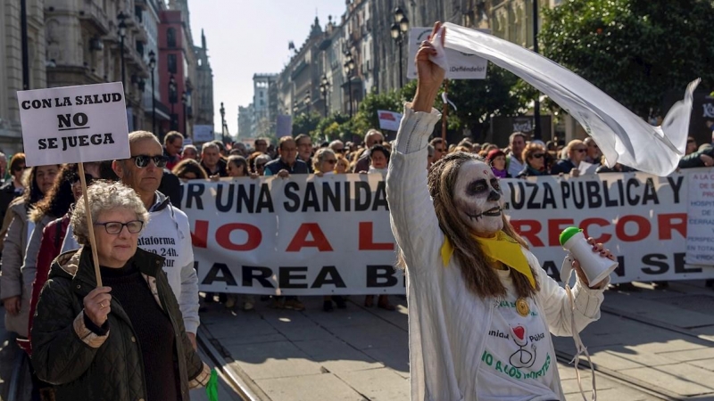 Centenares de participantes de La Marea Blanca en Sevilla, contra de los recortes y en defensa de la sanidad pública.- EFE/Julio Muñoz