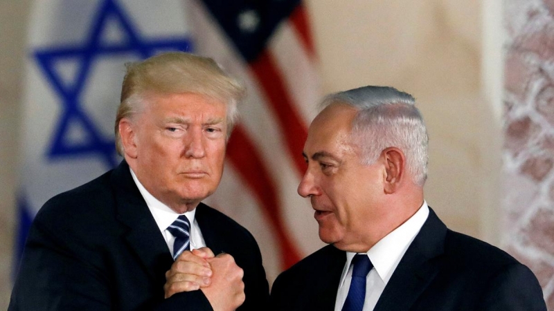 El presidente de los Estados Unidos, Donald Trump, y el primer ministro israelí, Benjamin Netanyahu, se dan la mano después del discurso de Trump en el Museo de Israel en Jerusalén el 23 de mayo de 2017. REUTERS / Ronen Zvulun / ARCHIVO