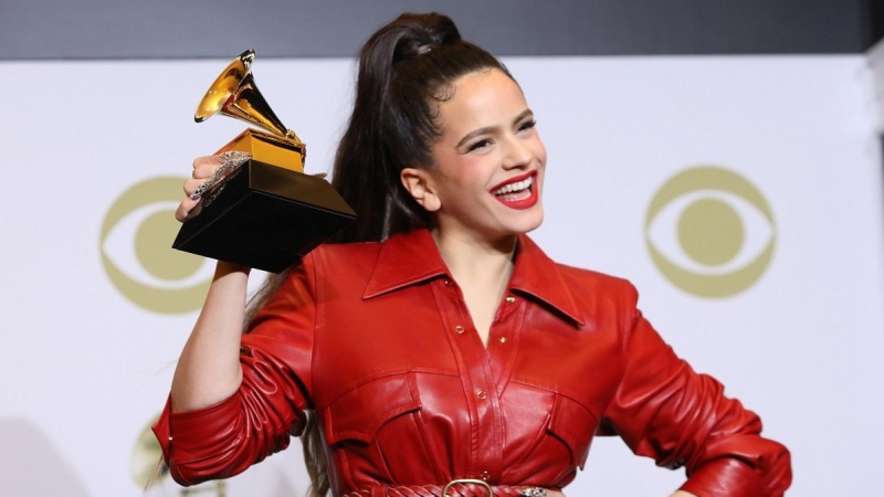 Rosalia posa detrás del escenario con su premio al Mejor Álbum de Rock Latino, Urbano o Alternativo por 'El Mal Querer'. REUTERS / Monica Almeida