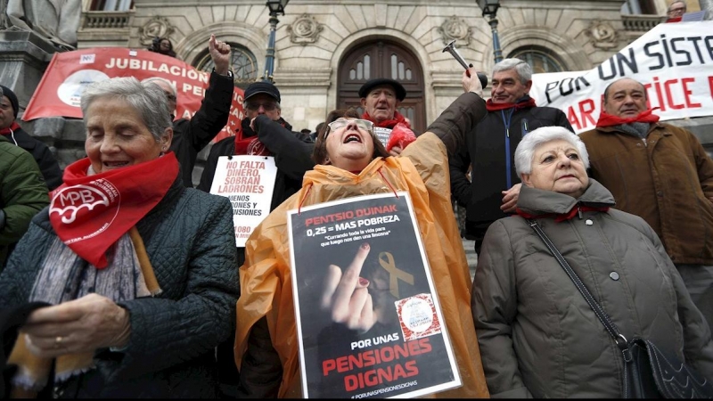 Jubilados y pensionistas durante una de las protestas semanales realizadas frente al Ayuntamiento de Bilbao. EFE/LUIS TEJIDO