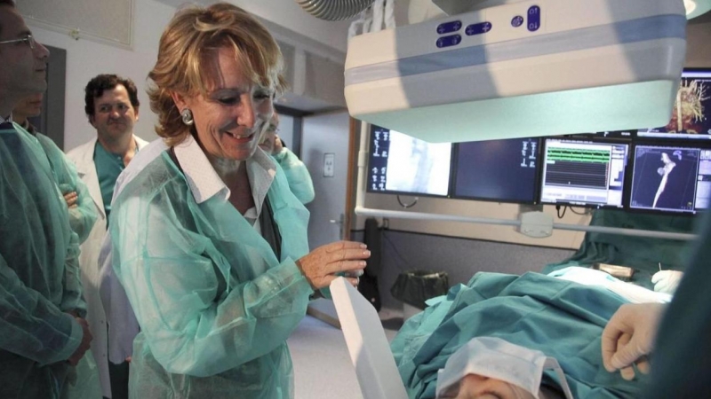 Esperanza Aguirre vestida de doctora en una visita a un hospital mientras era la presidenta de la Comunidad de Madrid. / EFE