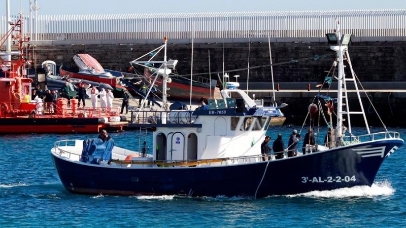 Un barco de pescadores sale del puerto de Tarifa (Cádiz) en busca de los tripulantes desaparecidos del pesquero Rúa Mar | EFE