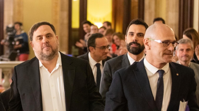 El exvicepresident de la Generalitat y preso del 'Procés', Oriol Junqueras y el exconseller y preso del 'Procés', Raül Romeva, a su llegada al Parlament. Pau Venteo / Europa Press