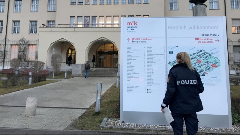 La oficial de policía mira el mapa clínico del Klinikum Schwabing, después de que Alemania declarara su primer caso confirmado del coronavirus mortal que estalló en China, en Munich, Alemania, el 28 de enero de 2020. REUTERS / Ayhan Uyanik