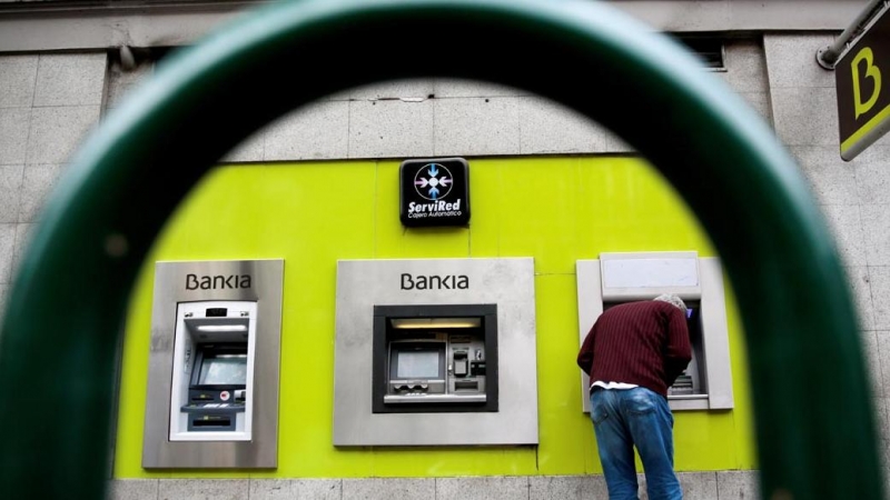 Un hombre utiliza el cajero automático de una sucursal de Bankia en Madrid. REUTERS/Andrea Comas