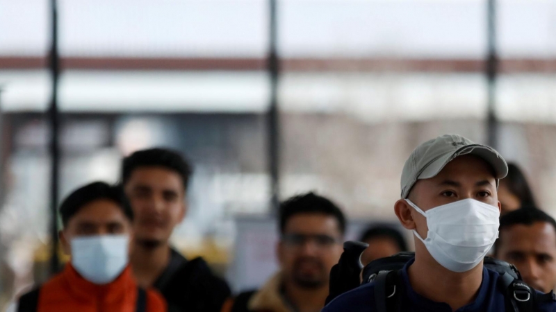 Pasajeros con máscaras llegan al Aeropuerto Internacional de Tribhuvan después de que Nepal confirmó el primer caso de coronavirus en el país, en Katmandú, Nepal, REUTERS / Navesh Chitrakar