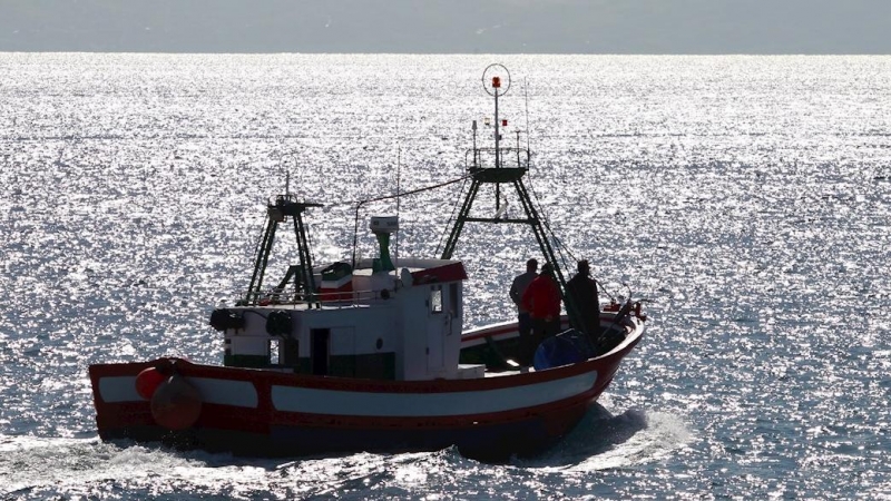 27/01/2020.- Un barco de pescadores sale del puerto de Tarifa (Cádiz) en busca de los tripulantes desaparecidos del pesquero Rúa Mar. / EFE - A. CARRASCO RAGEL