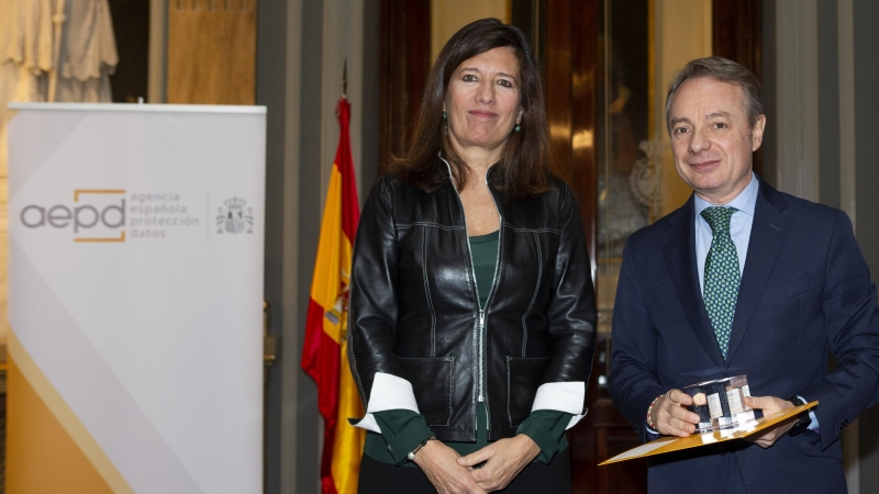 El director general de Fundación Mutua Madrileña, Lorenzo Cooklin, con la directora de la Agencia Española de Protección de Datos (AEPD), Mar España.