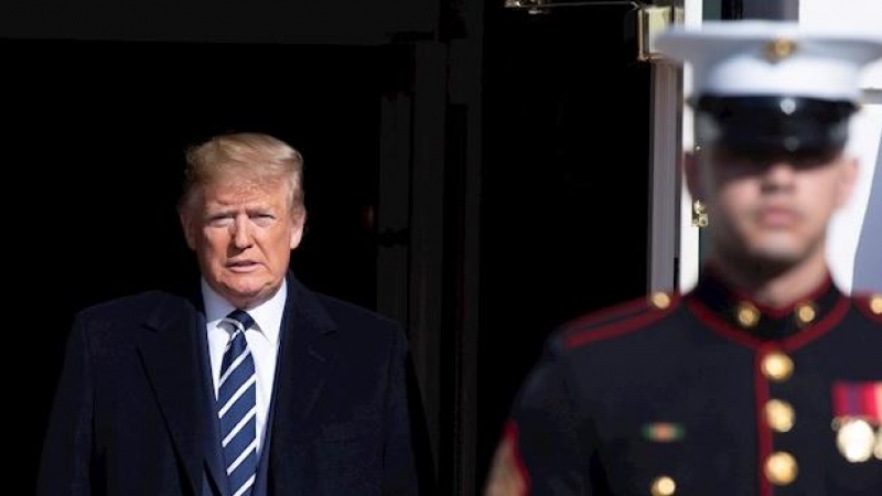 El presidente de EEUU; Donald Trump, en el Pórtico Sur de la Casa Blanca, para recibir al primer ministro israelí Benjamin Netanyahu. EFE/EPA/MICHAEL REYNOLDS