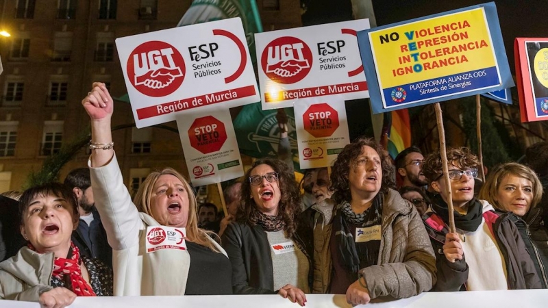 Un millar de personas se han sumado en la tarde de este martes a la concentración convocada por la plataforma cívica 'Pacto por la Regeneración de Murcia' ante la sede del Gobierno regional. /EFE