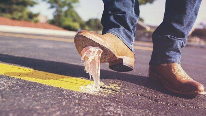 Miniresiduos que crean maxiproblemas: chicles, cápsulas de café, bastoncillos y lentillas