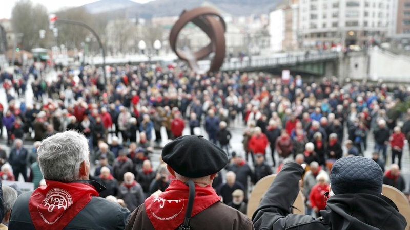 Concentración de pensionistas realizada el pasado lunes en Bilbao. EFE/LUIS TEJIDO