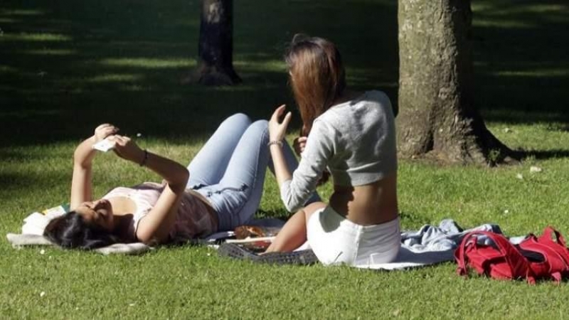 Imagen de archivo de dos jóvenes un parque un día soleado | EFE