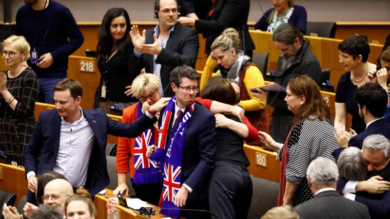 Miembros del Parlamento europeo reaccionan tras la votación del brexit.. (FRANÇOIS LENOIR | REUTERS)