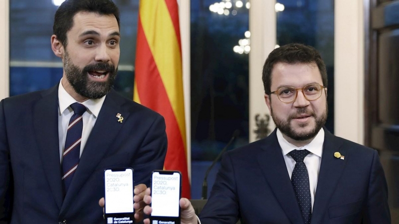 El president del Parlament, Roger Torrent, i el vicepresident del Govern, Pere Aragonès, amb el projecte dels pressupostos. EFE / ANDREU DALMAU