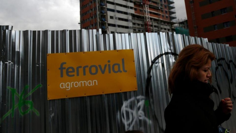 Una mujer pasa junto a una obra de Ferrovial en Madrid. REUTERS/Susana Vera