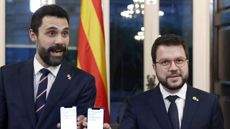 El vicepresidente del Govern de la Generalitat y conseller de Economía y Hacienda, Pere Aragonès (derecha), acompañado por el presidente del Parlament, Roger Torrent (izquierda) en la presentación de los presupuestos. (ANDREU DALMAU | EFE)