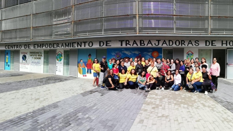 Trabajadoras del hogar frente a la sede del centro. / SEDOAC