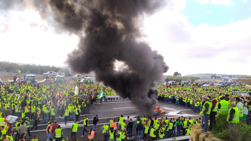 Los olivareros cortan la A-32 en Úbeda | @UPAJAEN