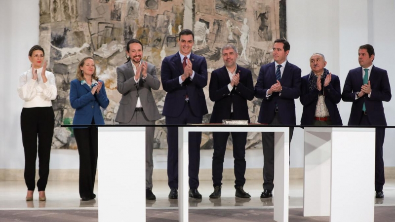 La ministra de Trabajo, Yolanda Díaz; la vicepresidenta tercera para Asuntos Económicos, Nadia Calviño; el vicepresidente segundo y ministro de Derechos Sociales, Pablo Iglesias; el presidente del Gobierno, Pedro Sánchez; el secretario general de CCOO, Un