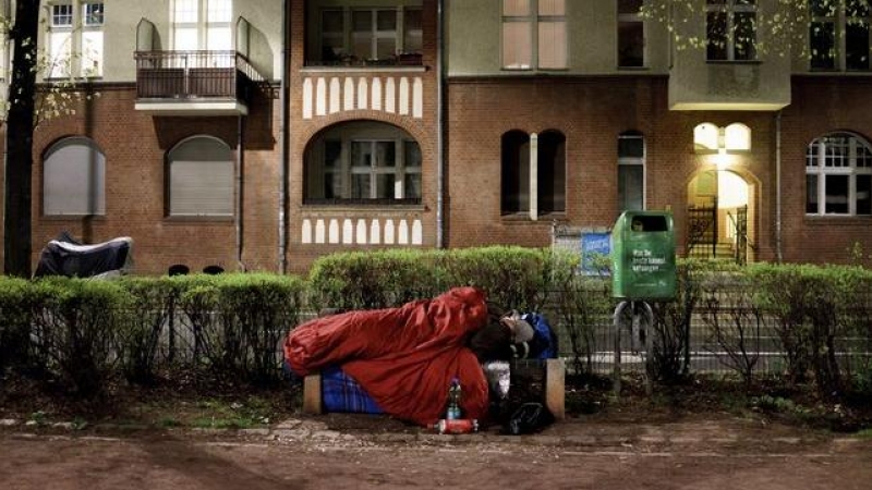 Imagen de archivo de una persona sin hogar en el banco de un parque en Berlín. | EFE