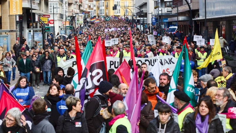 Miles de personas participan en una manifestación en Vitoria durante la huelga general convocada este jueves en Euskadi y Navarra | EFE