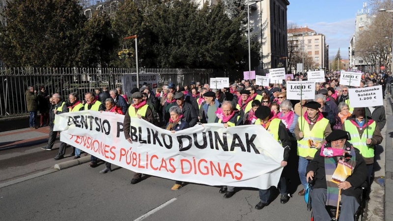 Miles de personas participan en una manifestación en Vitoria durante la huelga general convocada este jueves en Euskadi y Navarra por los sindicatos integrados en la Carta Social de Euskal Herria para reivindicar empleos estables y una pensión mínima de 1
