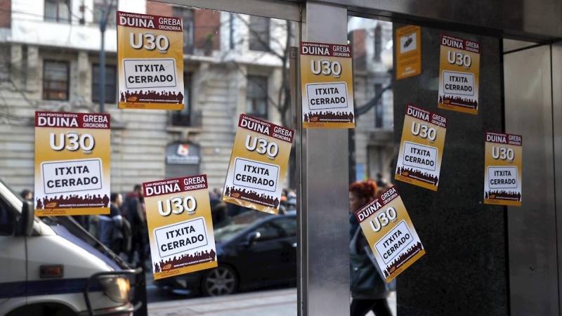 Carteles en un comercio este jueves en Bilbao, donde los sindicatos convocantes de la huelga general en Euskadi y Navarra, liderados pro ELA y LAB, han destacado el 'amplio seguimiento' que, según sus datos, está teniendo el paro en las primeras horas de