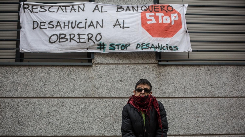 Paloma Santos en el portal de su edificio en la calle María Guerrero de Madrid.- JAIRO VARGAS