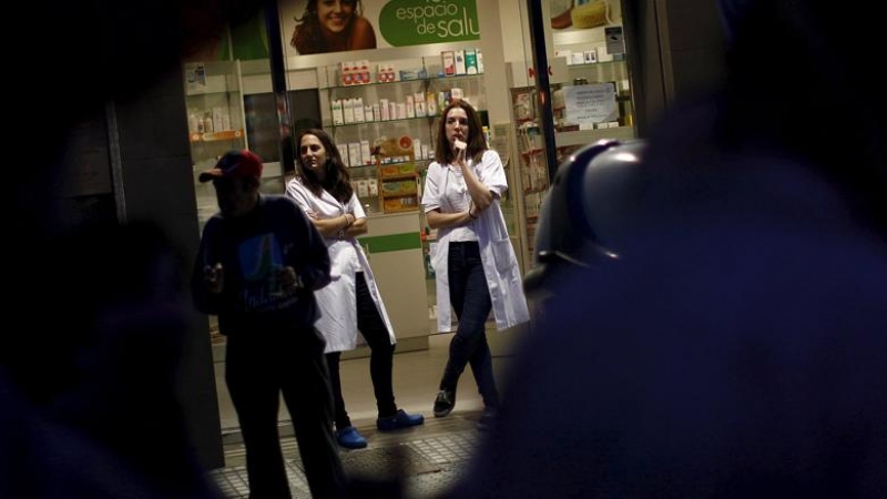 Empleadas de una farmacia en Málaga. REUTERS / Jon Nazca