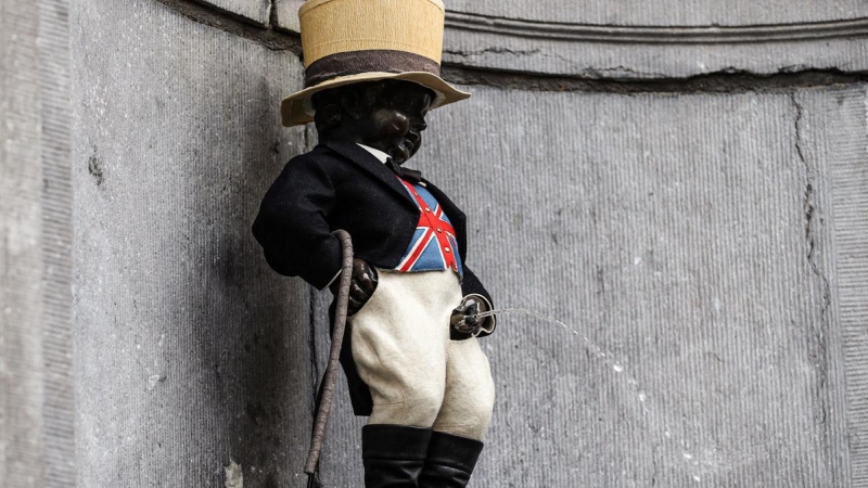 La popular figura del Manneken Pis, en Bruselas, ataviados con los colores de la Union Jack, como se conoce  a la bandera del Reino Unido. E.P.