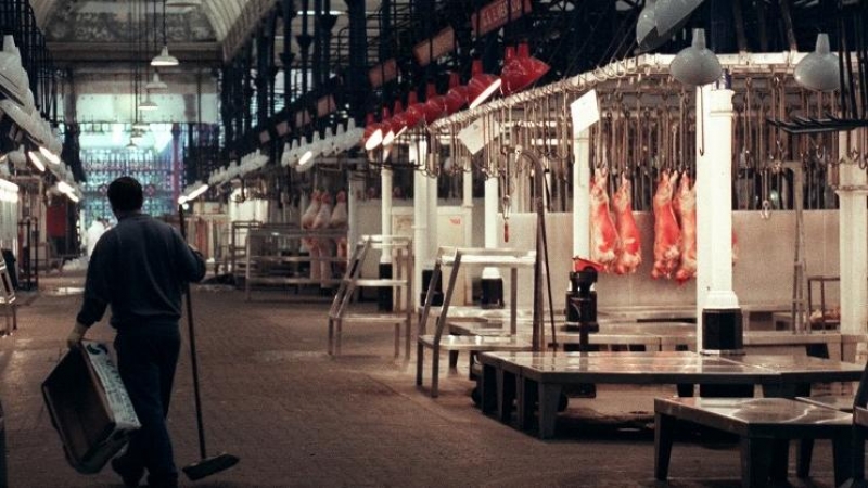 Una fotografía tomada el 26 de marzo de 1996 Imagen de marzo de 1996 de un desierto mercado de carne de Smithfieald, en Londres, por los controles impuestos a los mataderos británicos por la crisis de las vacas locas. AFP/Johnny Eggitt