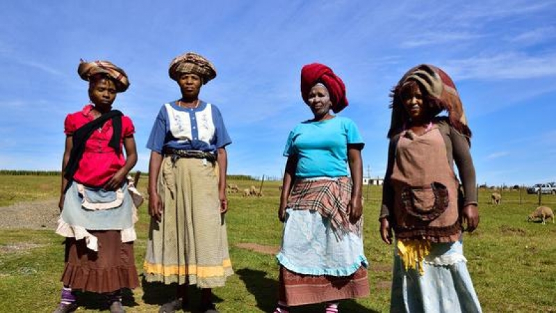 Mujeres Xhosa en la provincia de Cabo Oriental, Sudáfrica. / Wikimedia Commons