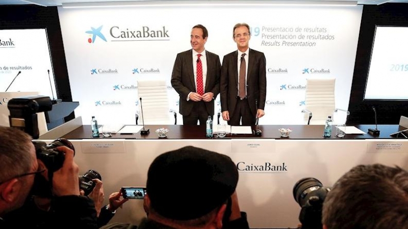 El presidente de CaixaBank, Jordi Gual, y el consejero delegado, Gonzalo Gortázar, posam para los medios gráficos al comienzo de la rueda de prensa en la que presentan los resultados de la entidad del ejercicio de 2019. EFE/Manuel Bruque