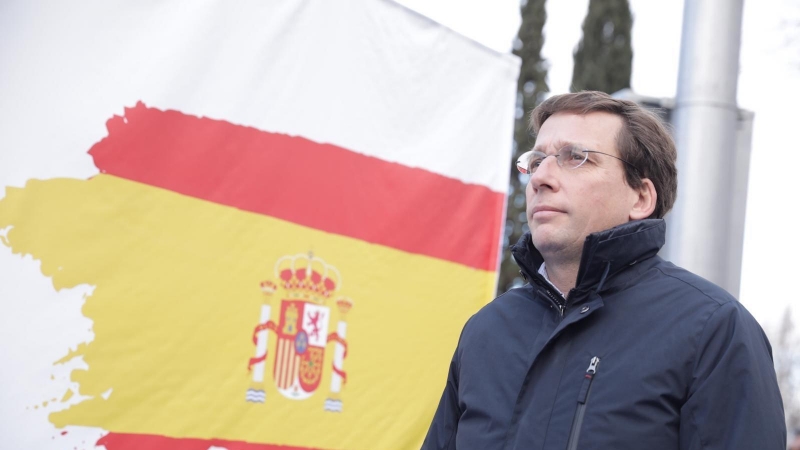 El alcalde de Madrid, José Luis Martínez-Almeida, durante el izado de la bandera de 14 metros. / Twitter