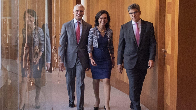 Imagen de Andrea Orcel con Ana P. Botín y  y José Antonio Álvarez, en la Ciudad Financiera del Banco Santander, el 25 de septiembre de 2018, cuando se anunció el fichaje del banquero italiano como consejero delegado de la entidad.