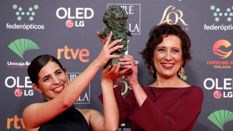 Irene Moray (i), junto a la actriz Elena Martín, con su Goya a mejor corto de ficción en una noche marcada por la ausencia de nominadas. / EFE