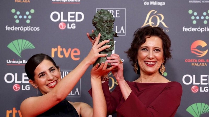 Irene Moray (i), junto a la actriz Elena Martín, con su Goya a mejor corto de ficción en una noche marcada por la ausencia de nominadas. / EFE