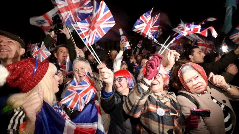 Ciudadanos británicos celebran el Brexit.-  EFE