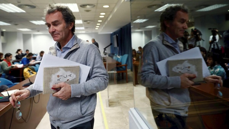 El director del Centro de Emergencias y Alertas Sanitarias del Ministerio de Sanidad, Fernando Simón, tras ofrecer una rueda de prensa este sábado, tras una nueva reunión del comité de seguimiento del coronovirus en Madrid, tras confirmarse anoche el prim